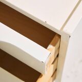 Table de chevet peinte en blanc avec trois tiroirs