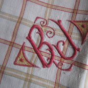 Nappe a carreaux ancienne monogrammée :165x165cm
