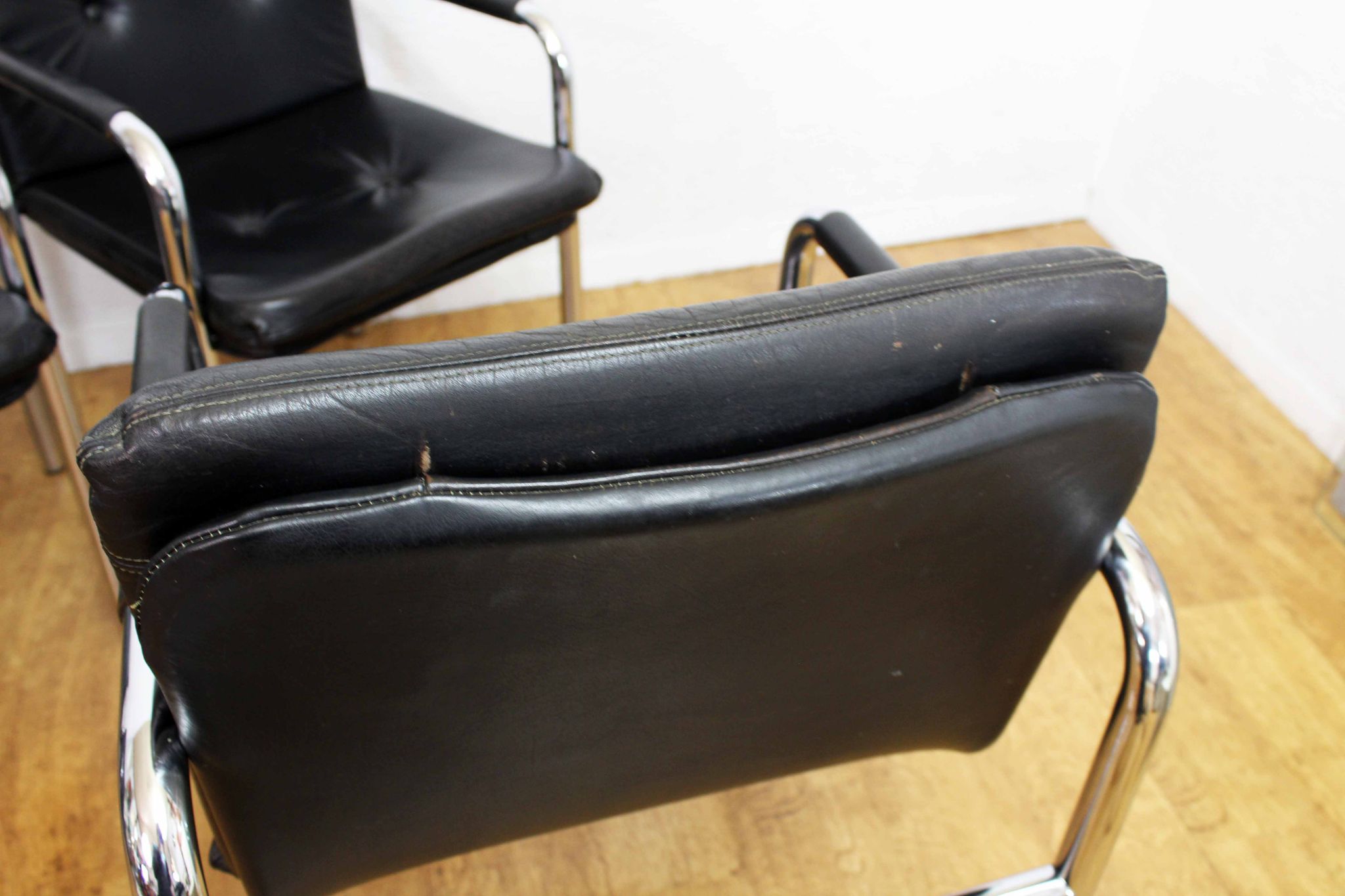 Set of 4 leather and tubular steel armchairs