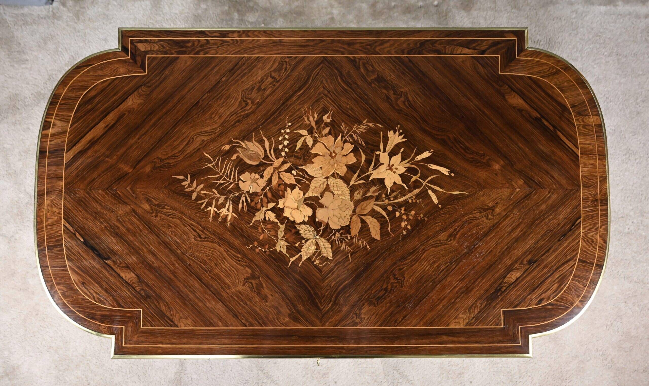 Middle table in rosewood veneer, Napoléon III period – 2nd half of the 19th century.