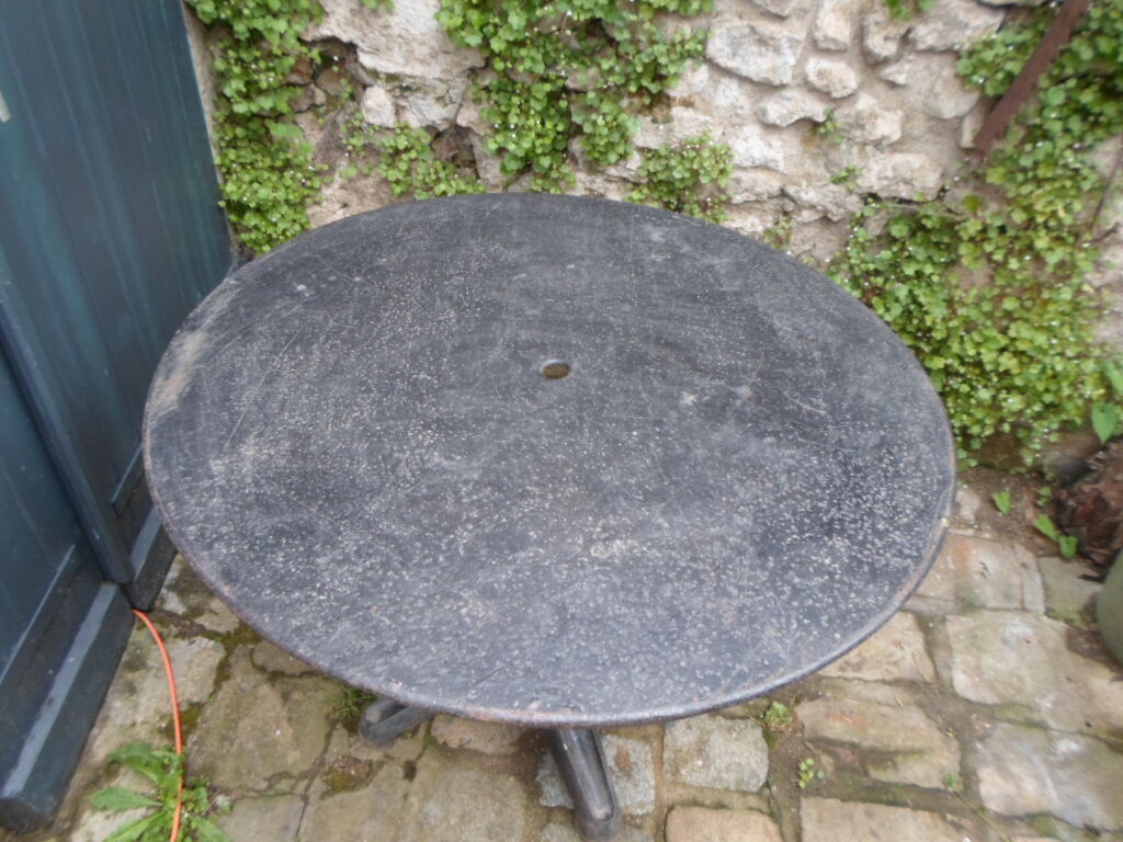 Round metal table