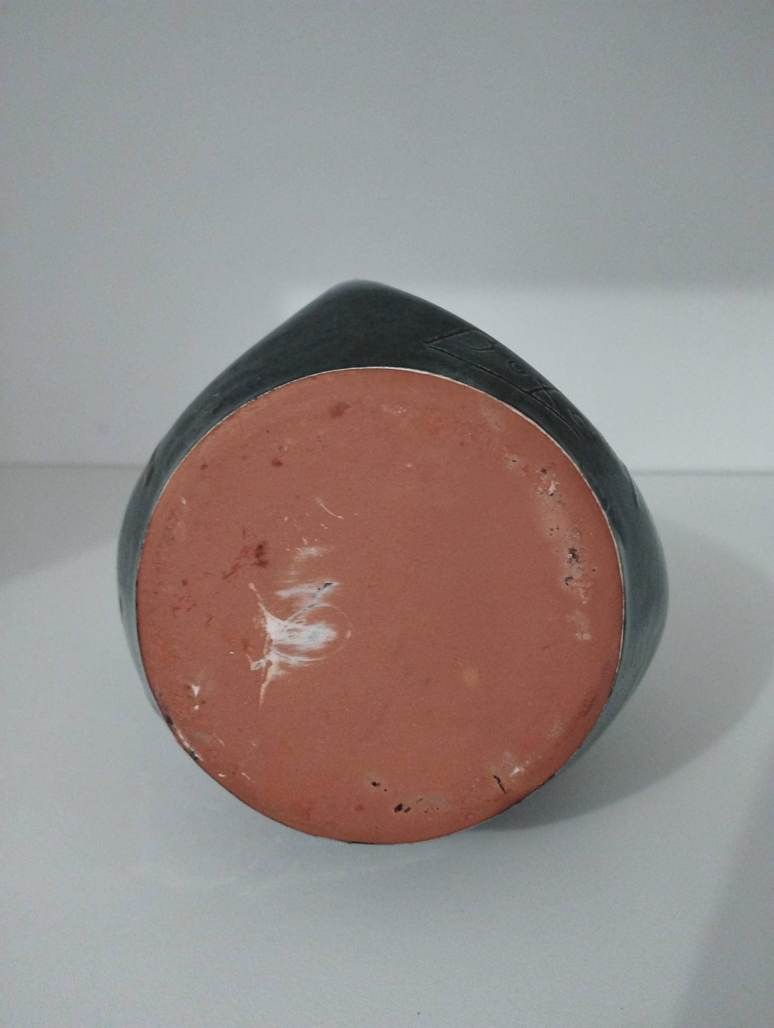 Vase émaillé signé par Thomas Buxo de forme libre asymétrique