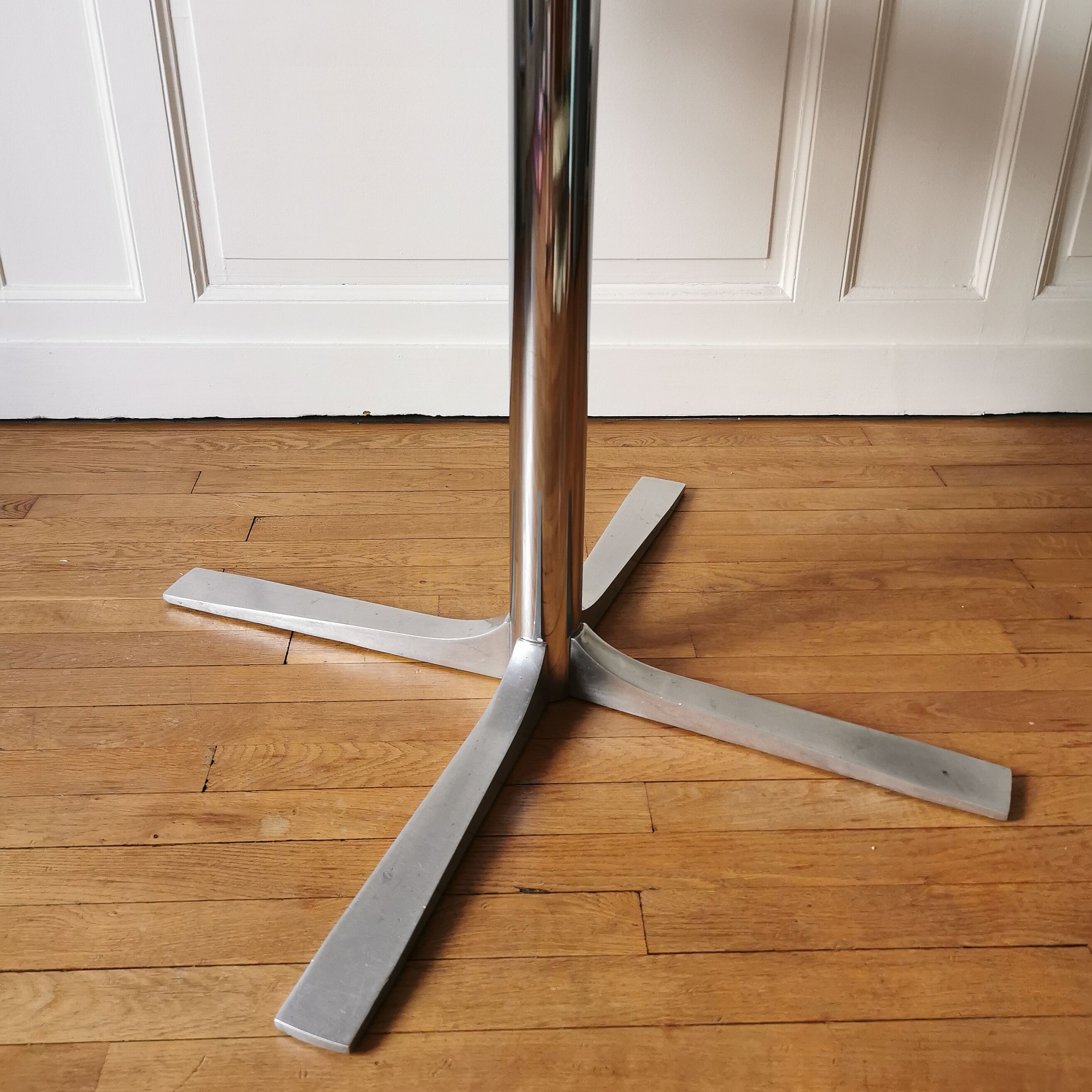 Tulip dining table 1970