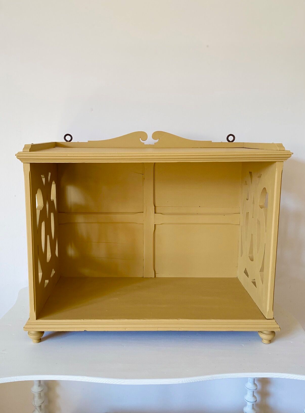 Fine yellow shelf XIXth