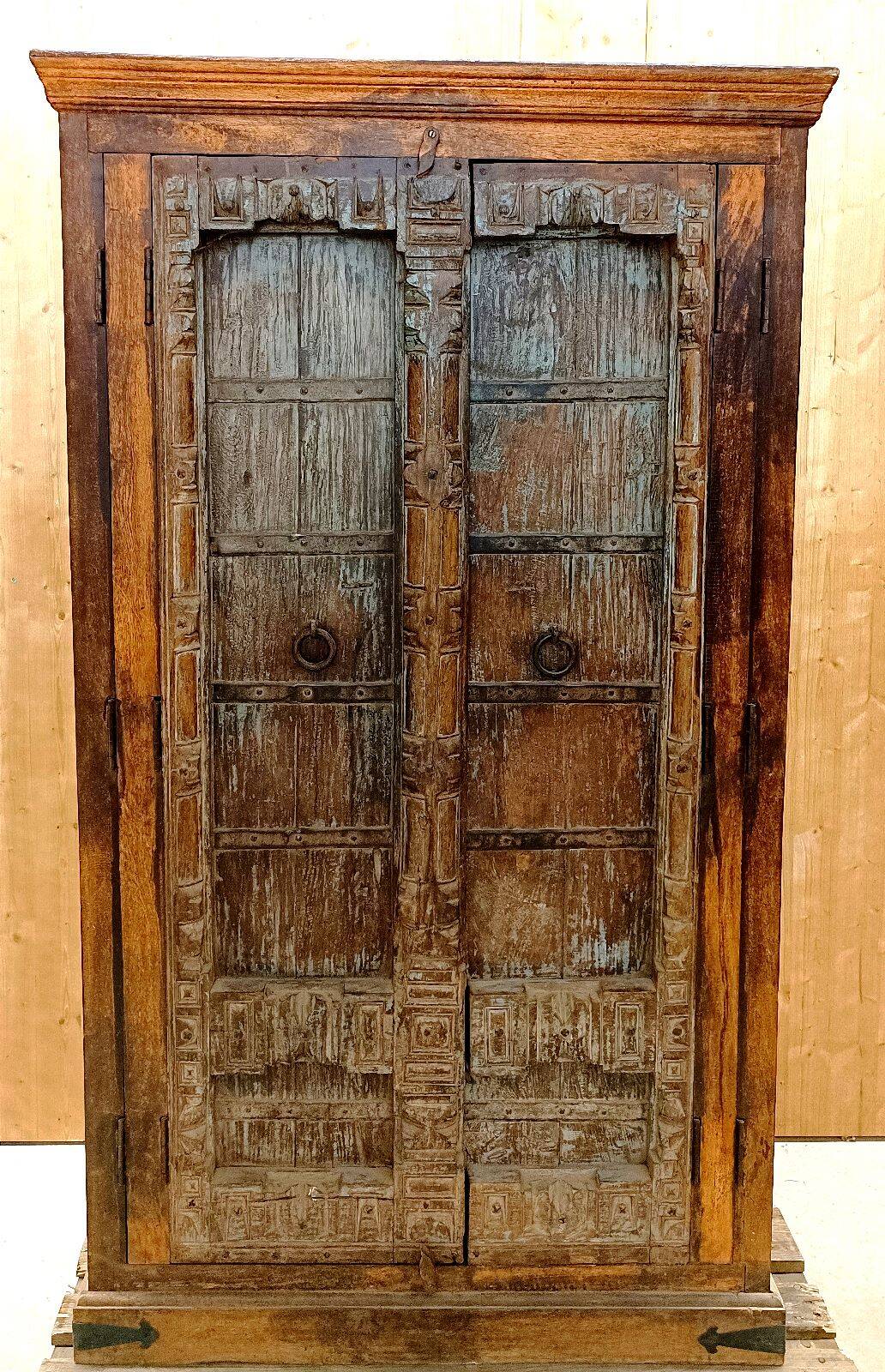 Ancienne Armoire penderie du Rajasthan - bois exotique, réalisée à partir de porte indienne antique