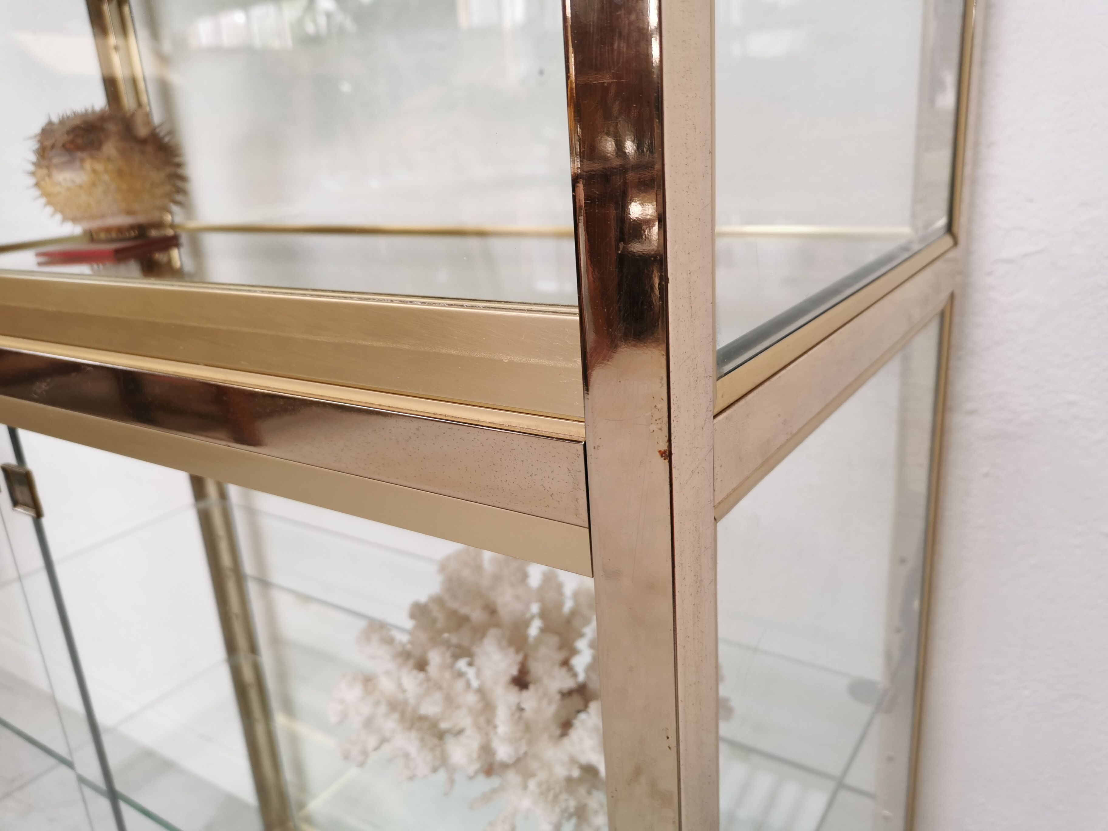 Vitrine laiton étagère verre design 1970