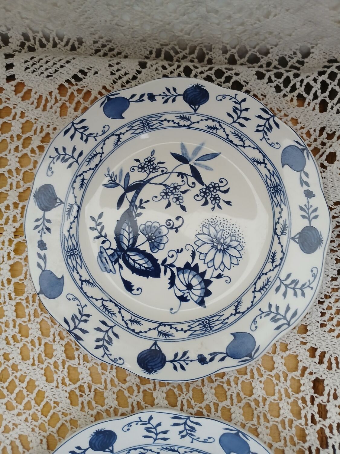 4 Royal Boch dessert plates 