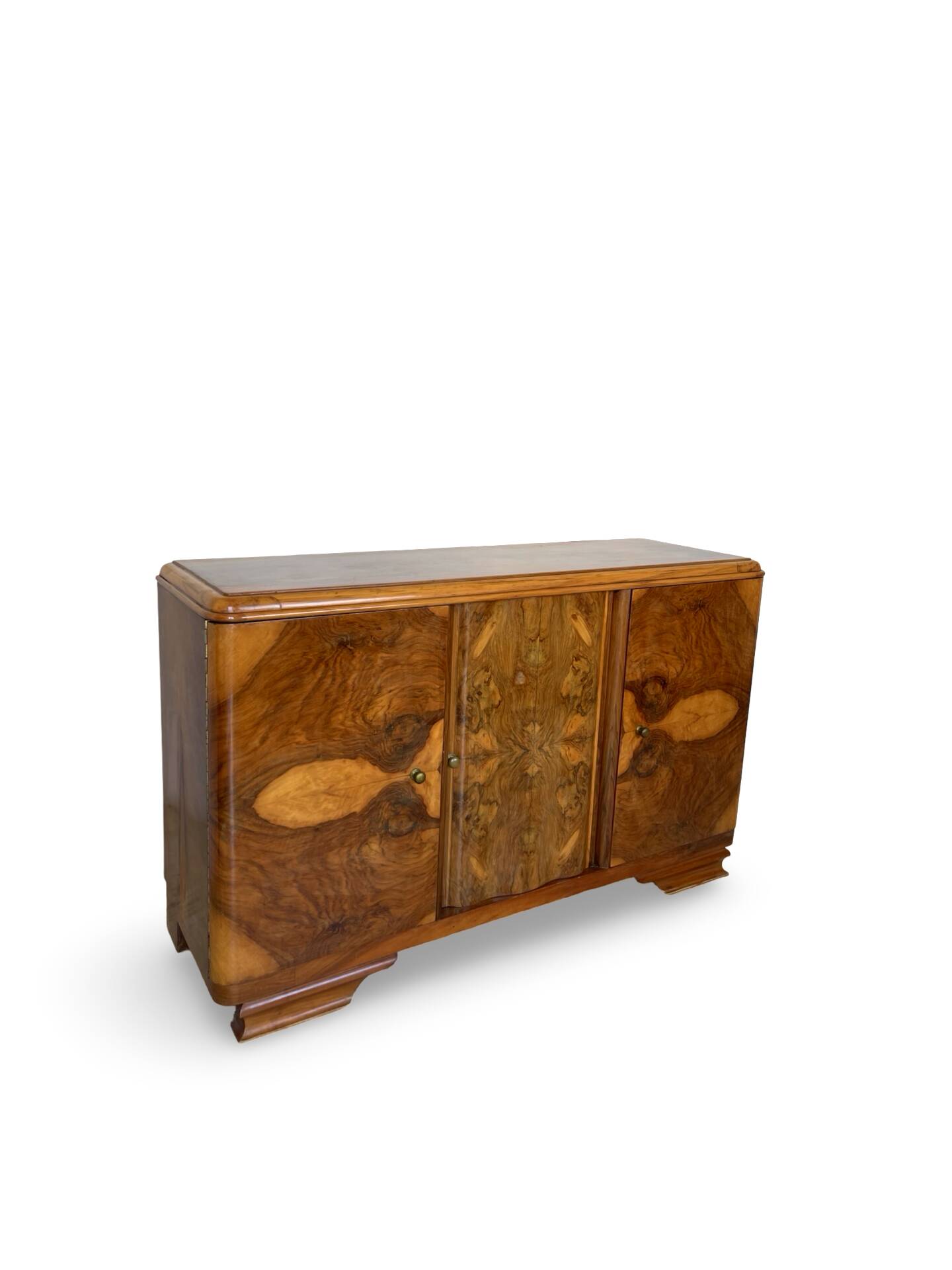 Italian Art deco burl walnut sideboard, of great quality.