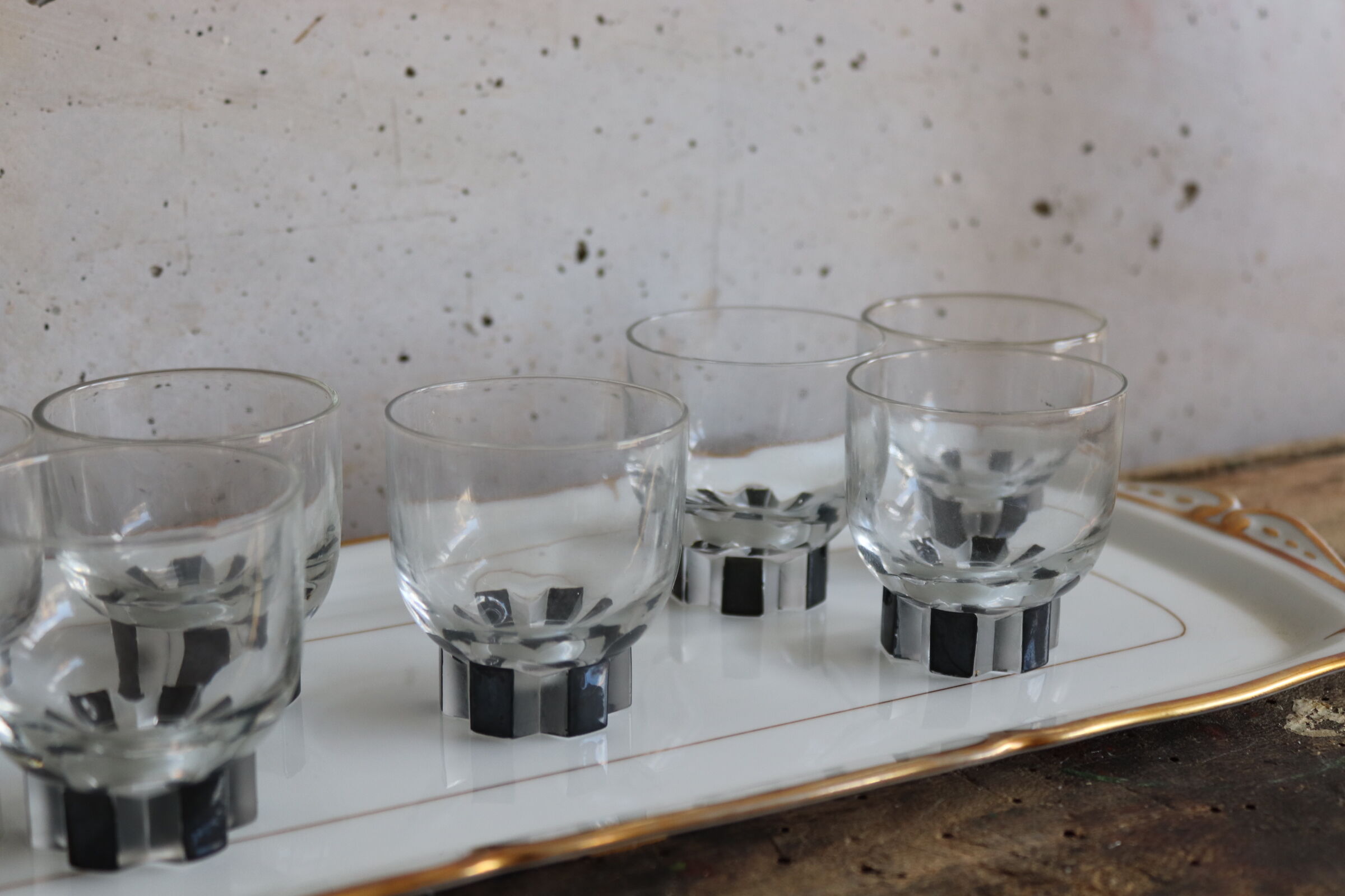7 verres à shooter / liqueur art déco blanc et noir