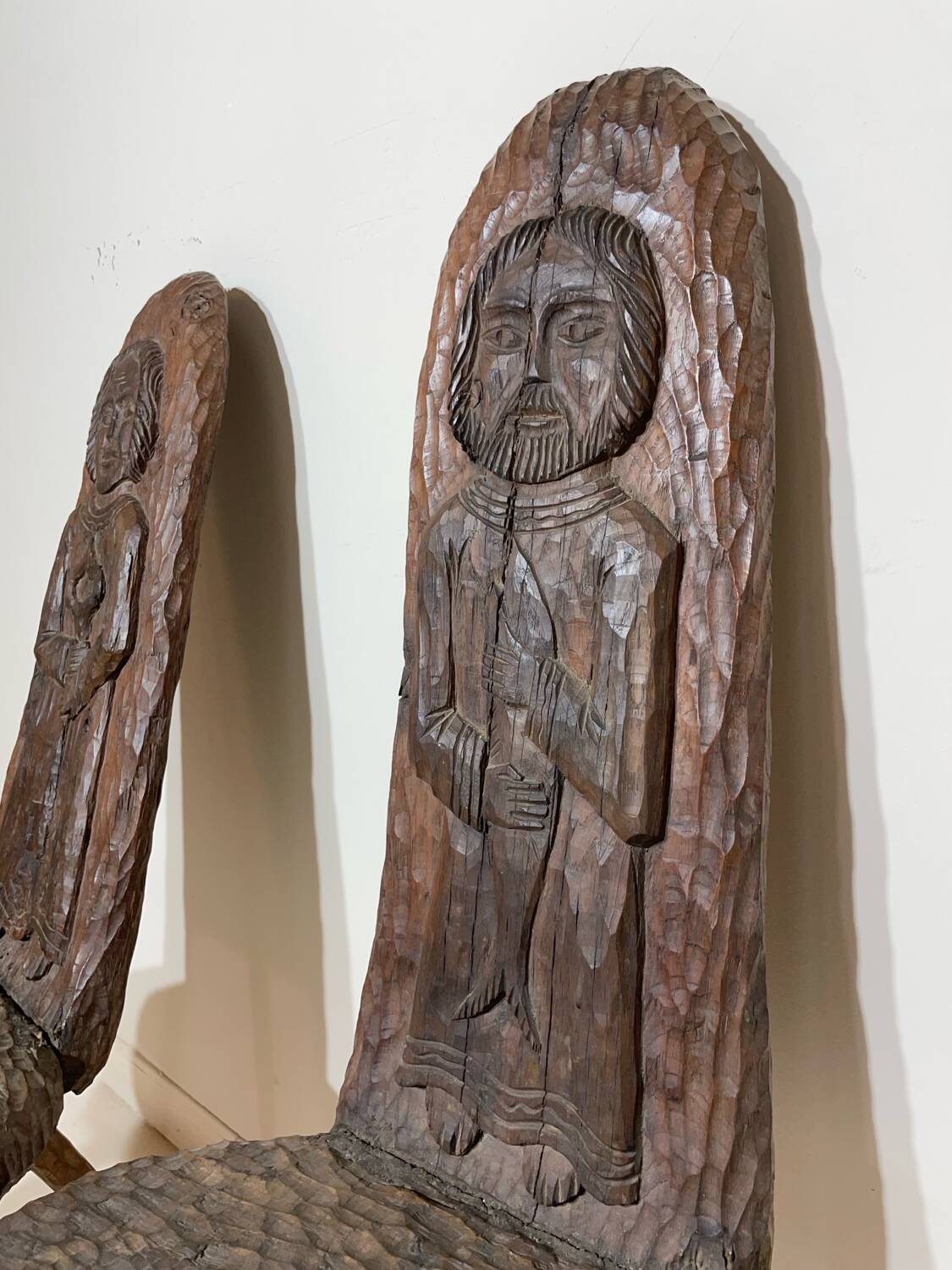 Paire de chaises religieuses et 1 applique