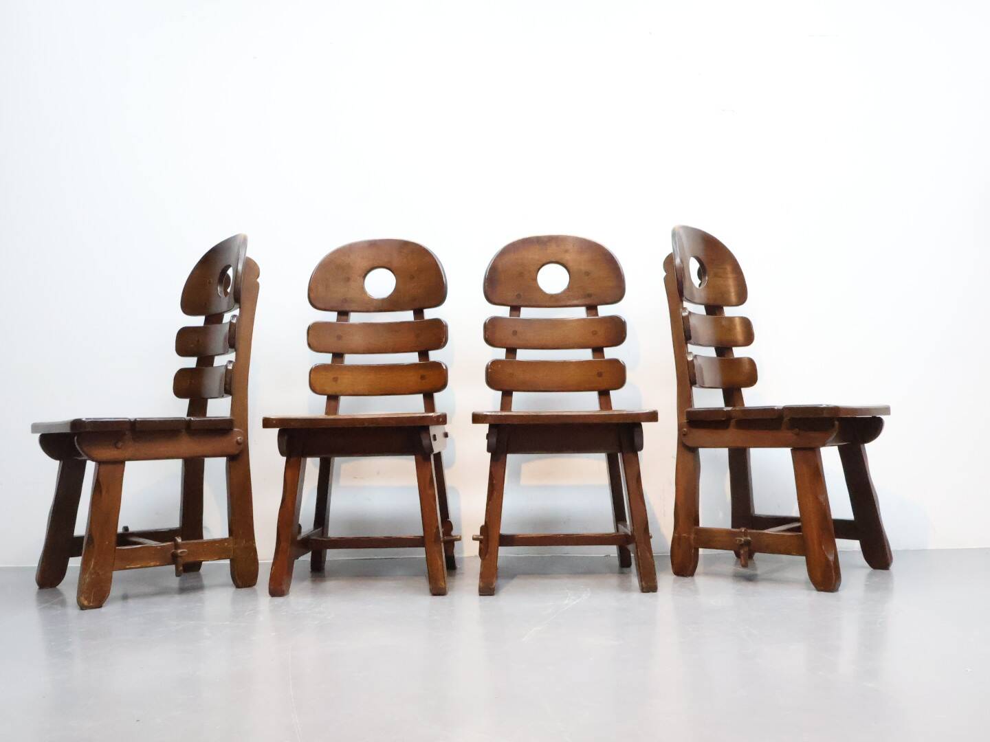 Brutalist fishbone stoelen eikenhout Jaren 70