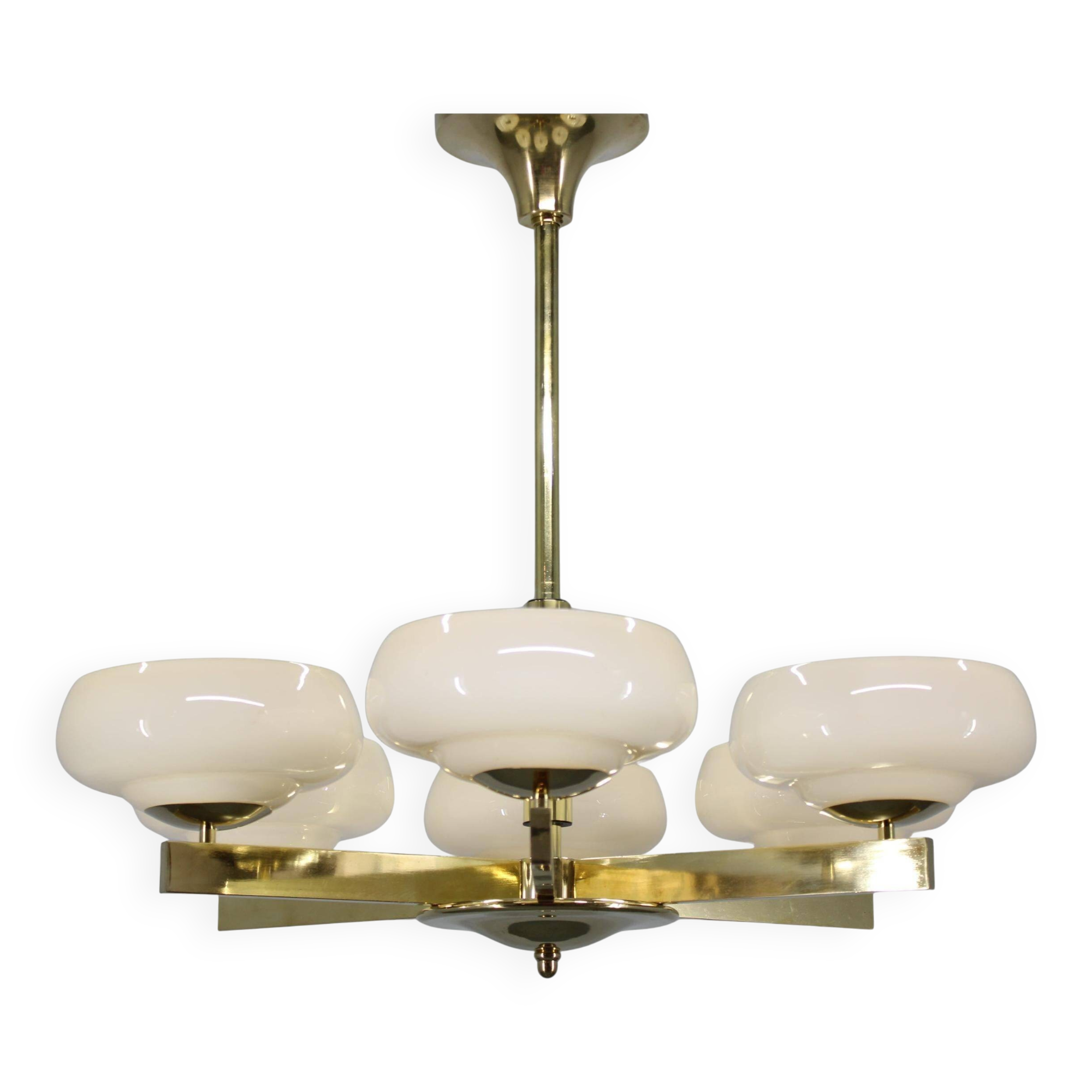 Chandelier en laiton Art Déco avec verre opalin, Tchécoslovaquie, années 1930