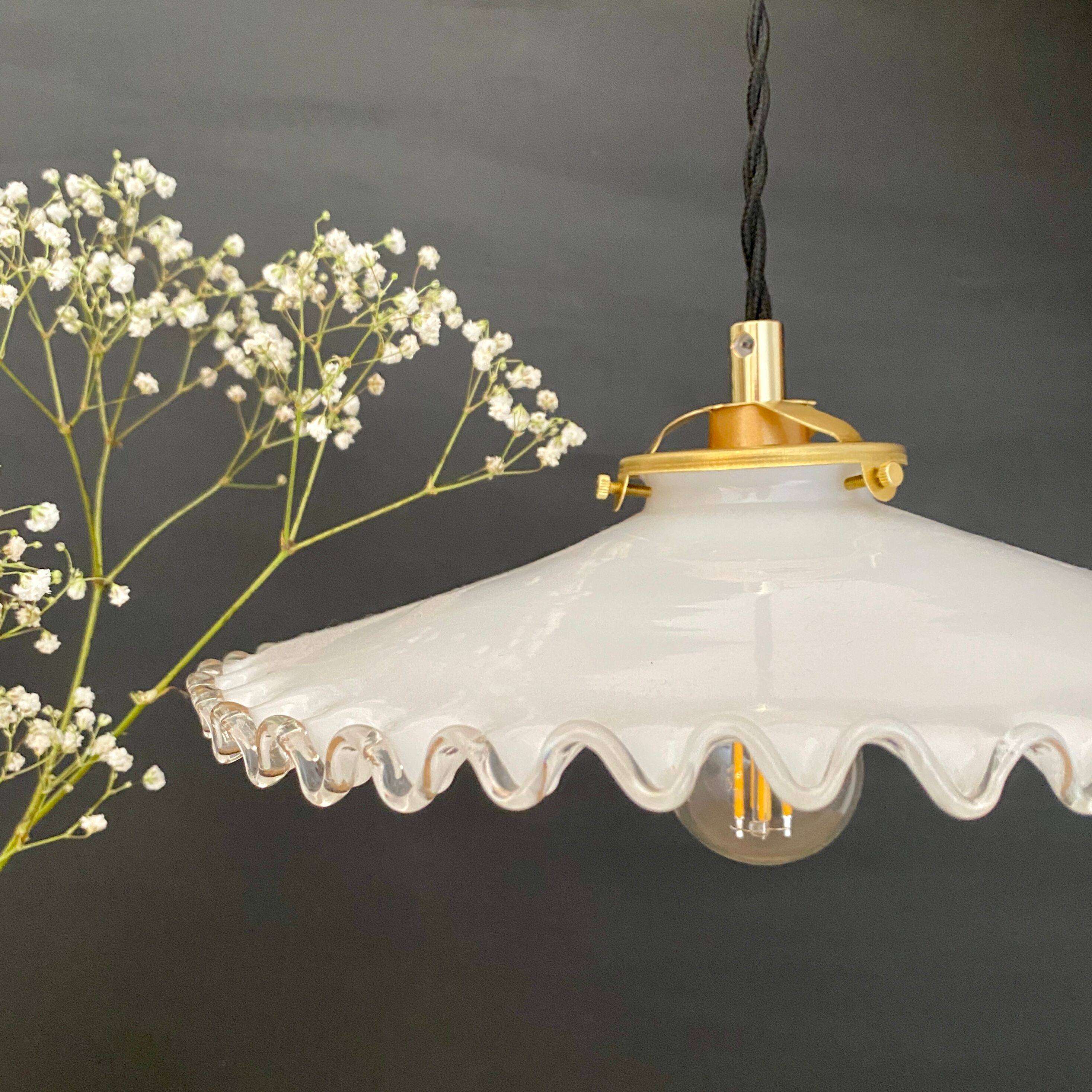 Vintage lampshade suspension in white opaline