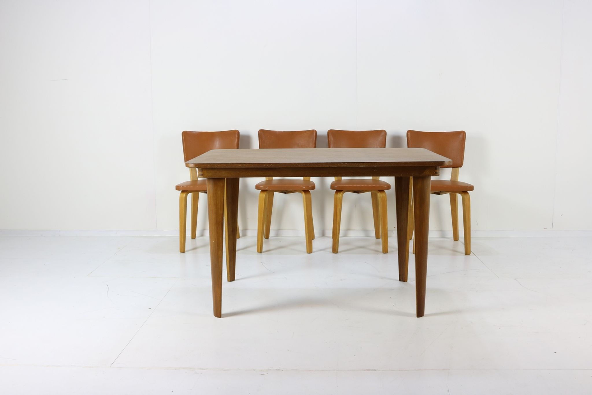 Table en bois courbé par Cor Alons