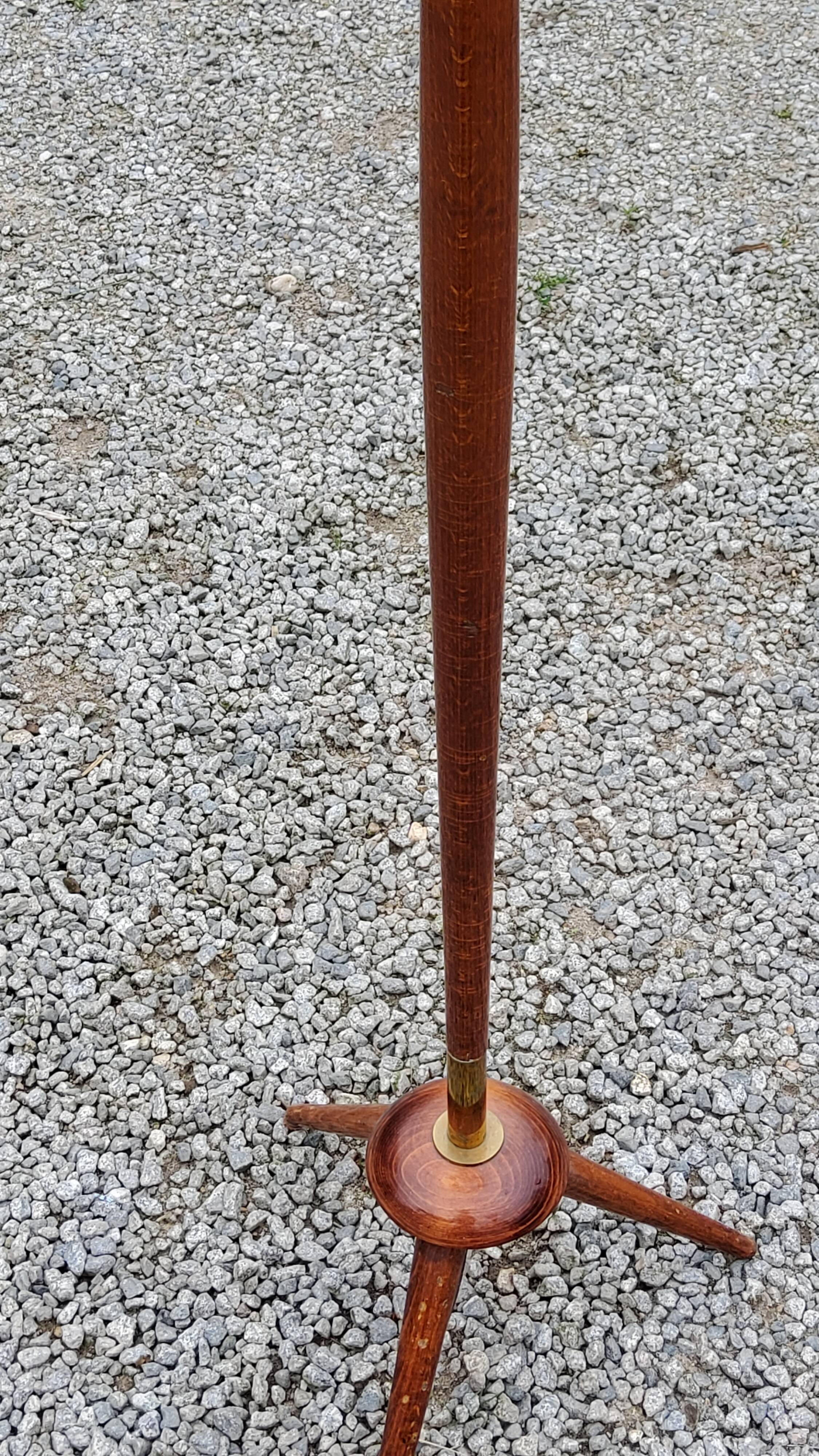 Vintage tripod floor lamp from the 60s in wood and brass
