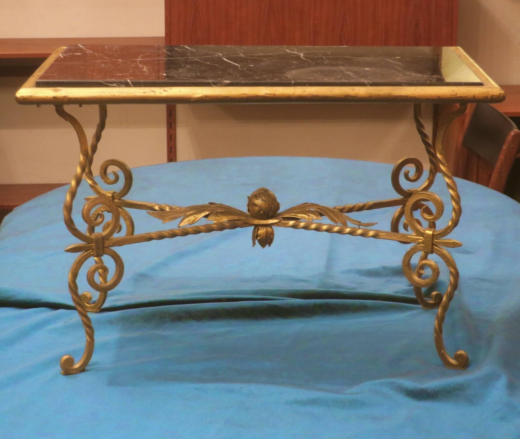 Table basse en fer forgé, plateau en marbre veiné, 1940-1950