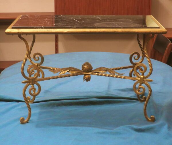 Table basse en fer forgé, plateau en marbre veiné, 1940-1950