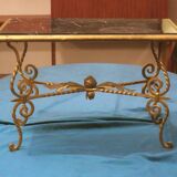 Table basse en fer forgé, plateau en marbre veiné, 1940-1950
