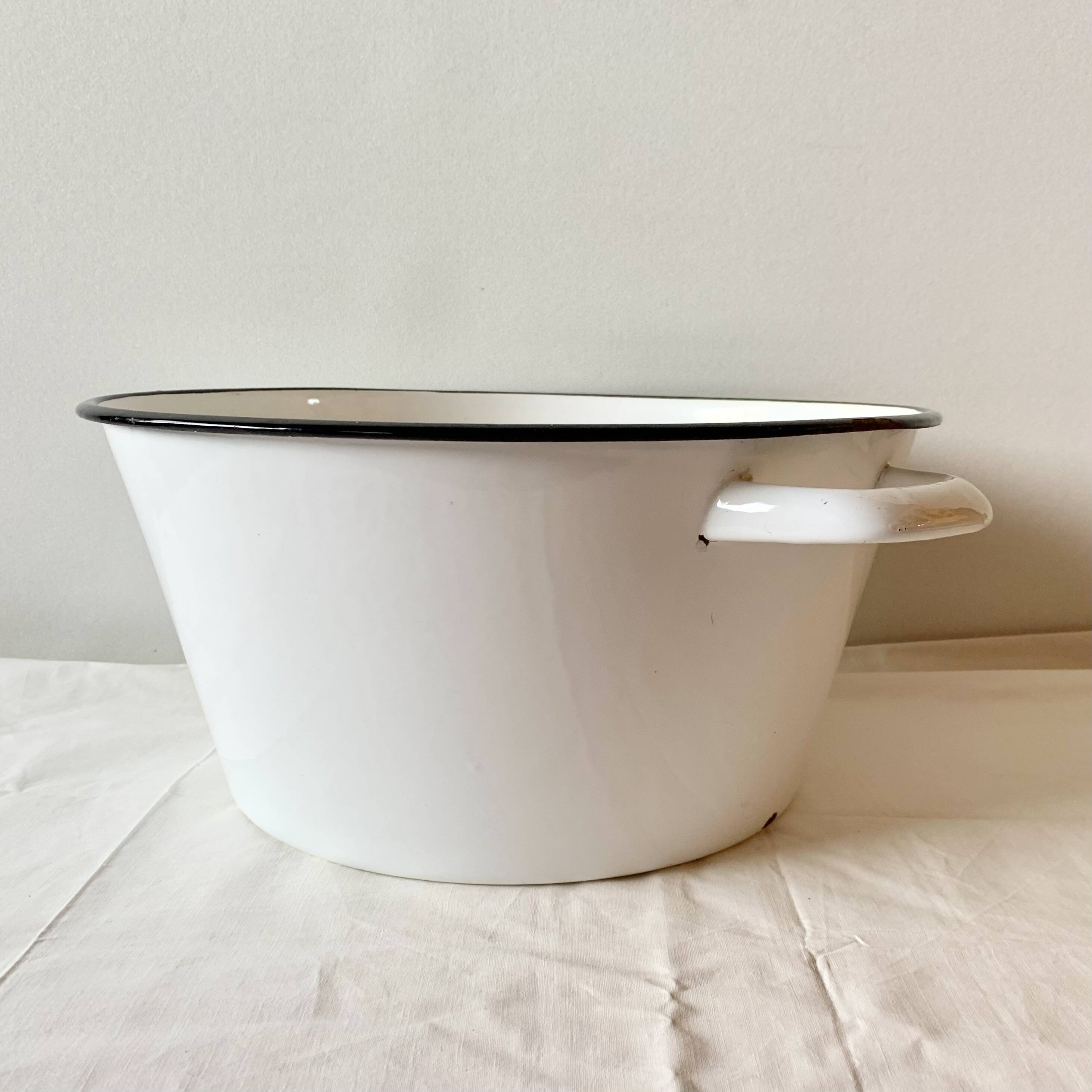 Large vintage basin in white enameled sheet metal