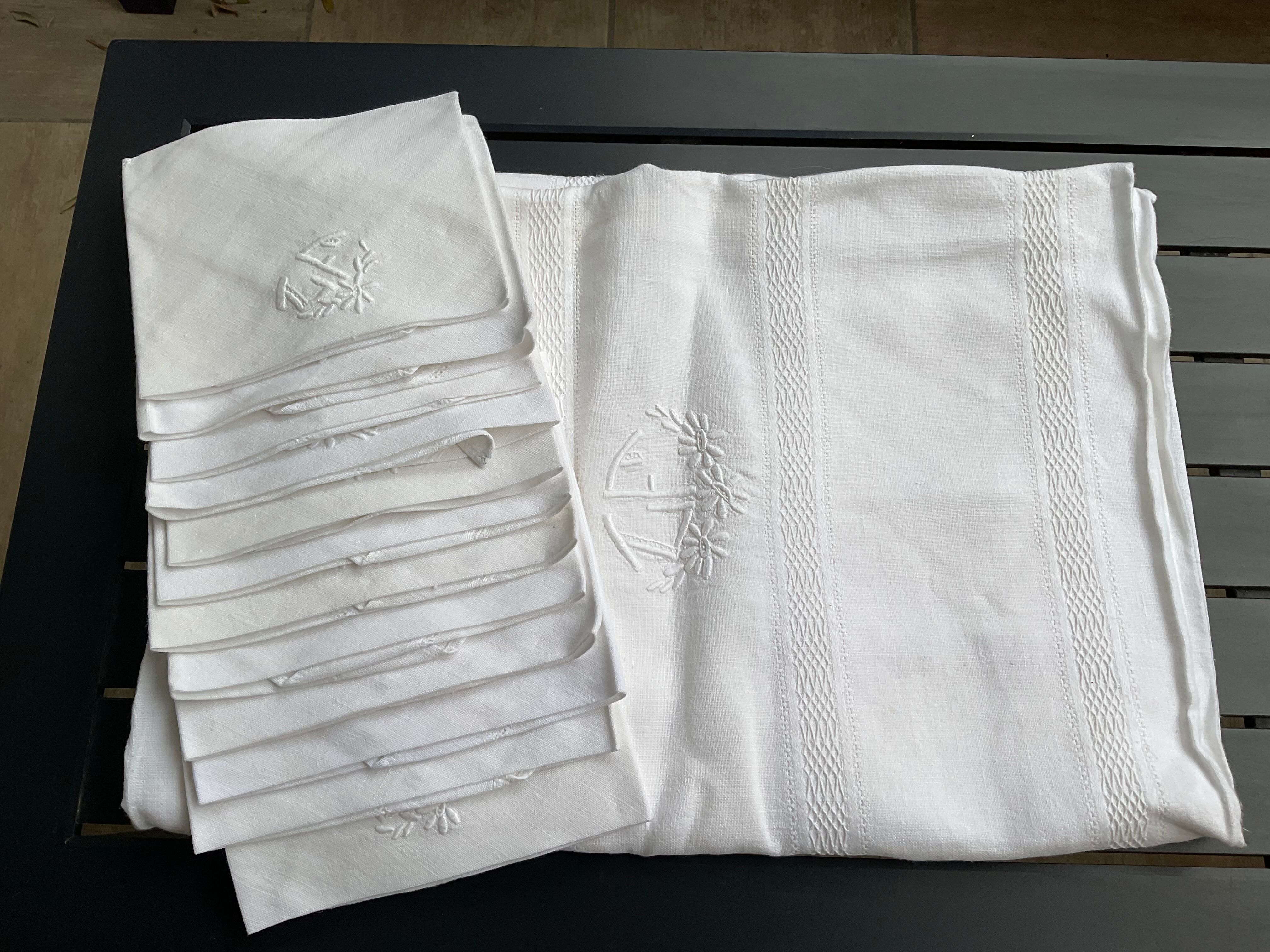 Tablecloth and 12 towels.linen/cotton