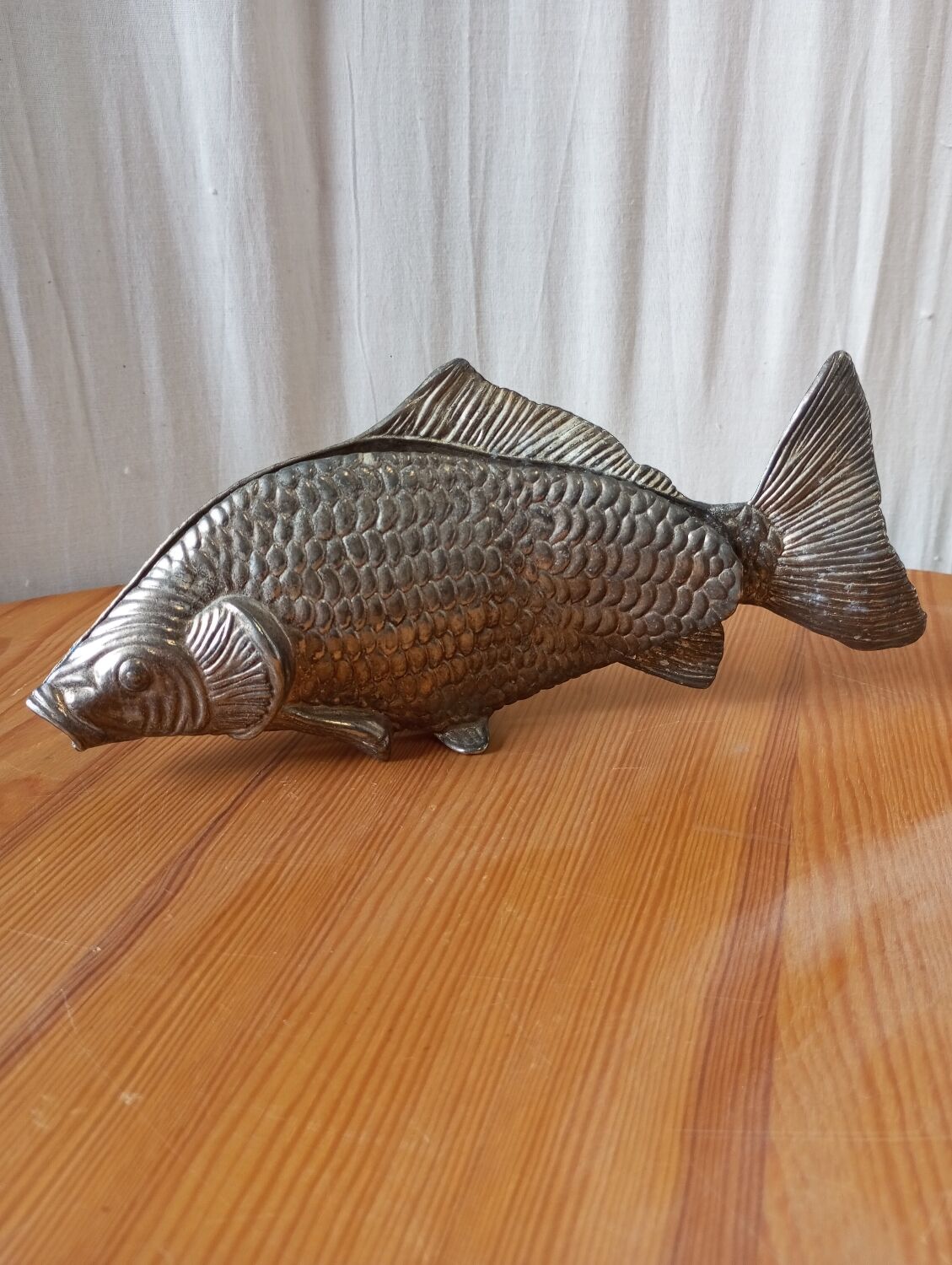 Poisson porte-serviette en métal argenté