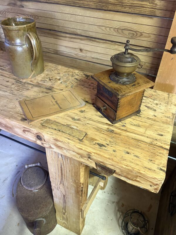 Établi ancien en bois massif avec étau – Authenticité & charme d’atelier