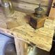 Établi ancien en bois massif avec étau – Authenticité & charme d’atelier