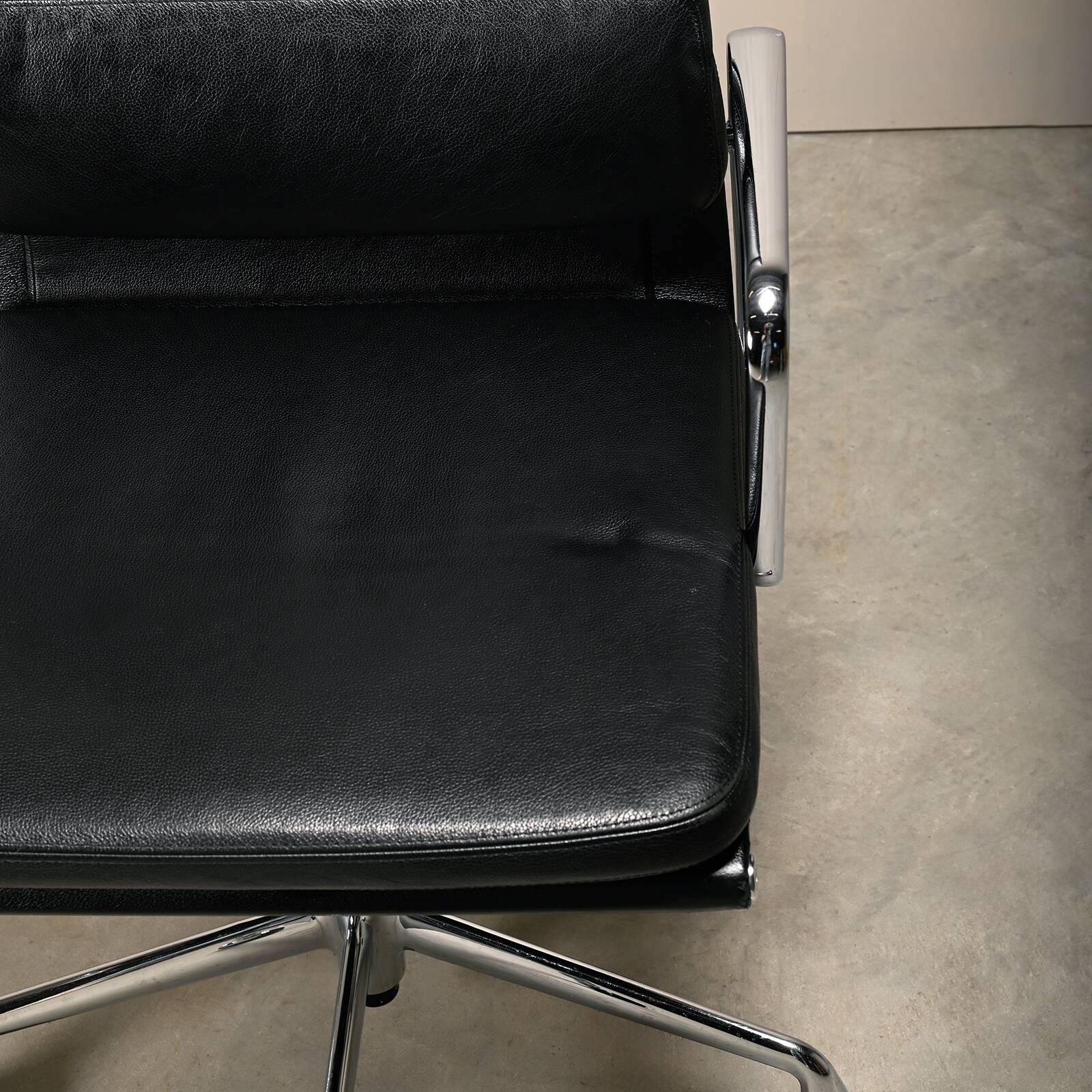 Charles & Ray Eames EA219 Office Chair in Chrome and Black leather, Vitra