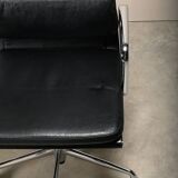 Charles & Ray Eames EA219 Office Chair in Chrome and Black leather, Vitra
