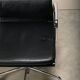 Chaise de bureau Charles & Ray Eames EA219 en chrome et cuir noir, Vitra
