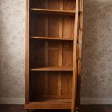 Small Parisian glass-fronted cabinet in oak from the late 19th century – a timeless ally for small spaces.