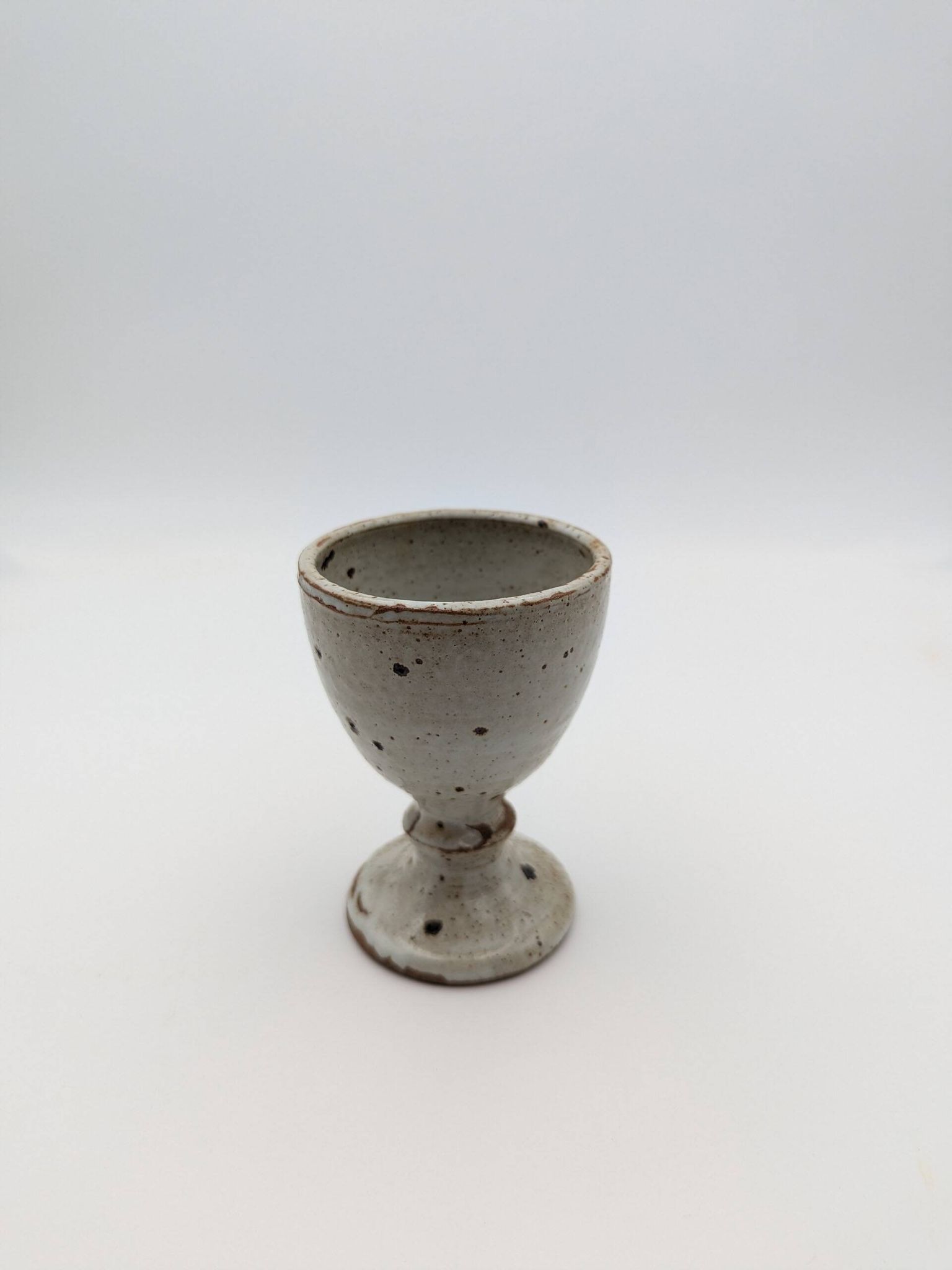 Verre sur pied en grès blanc nacré avec tâches noirs