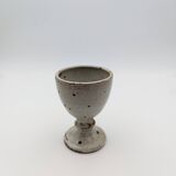 Verre sur pied en grès blanc nacré avec tâches noirs