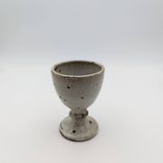 Verre sur pied en grès blanc nacré avec tâches noirs