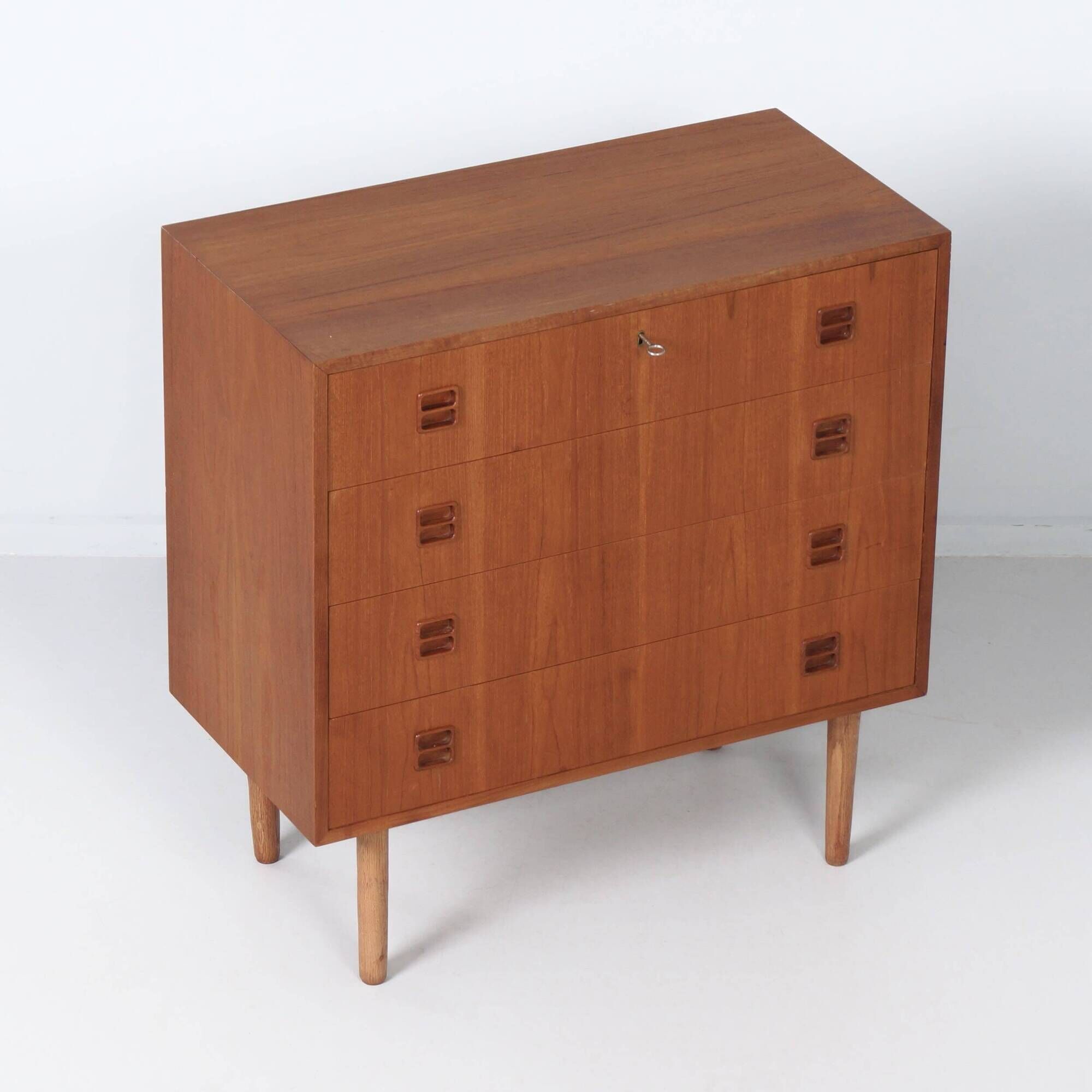 Danish teak chest of drawers, 1960s – 4 drawers, key and recessed handles