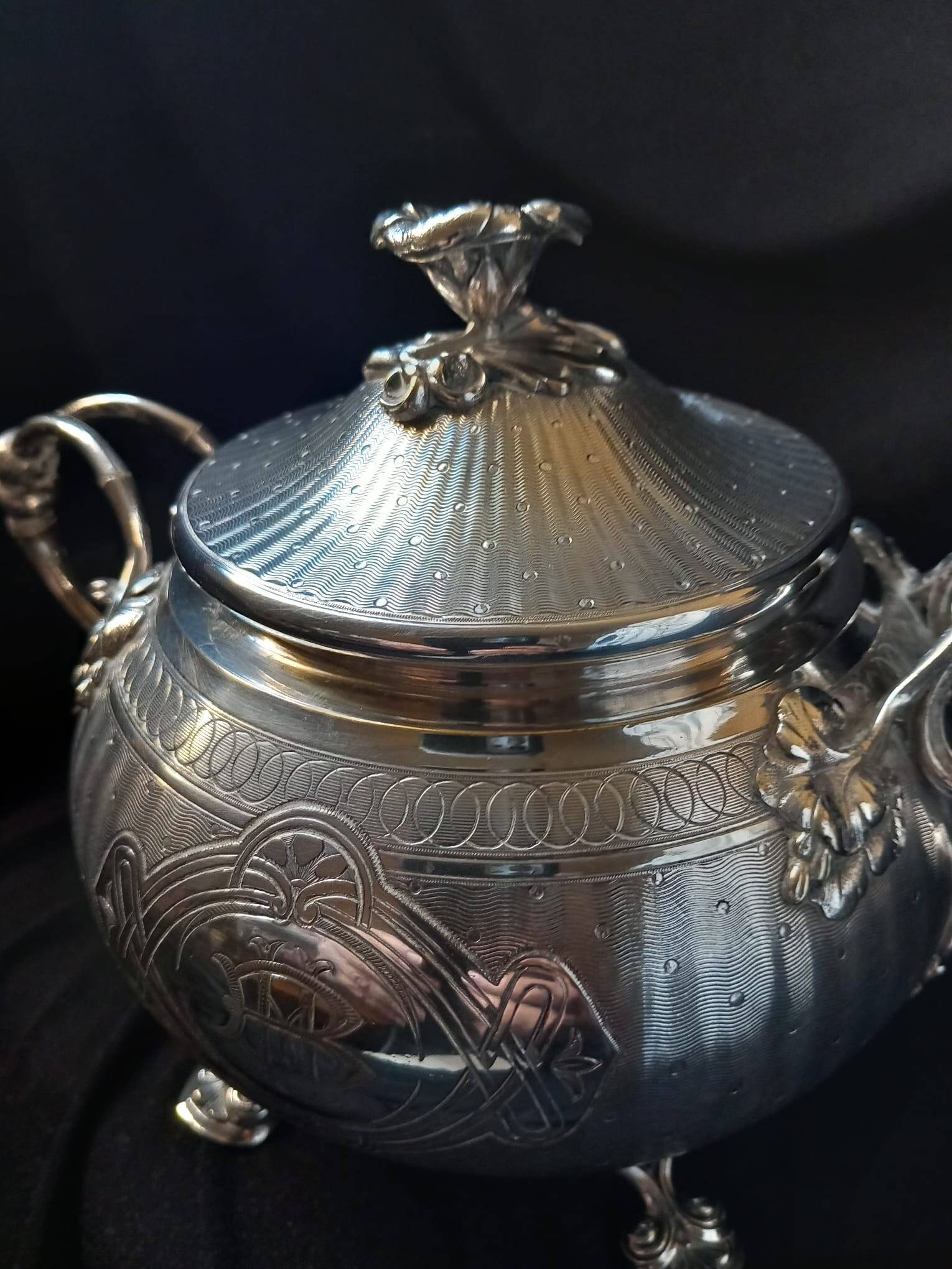 Christofle - Sucrier en métal argenté entièrement guilloché