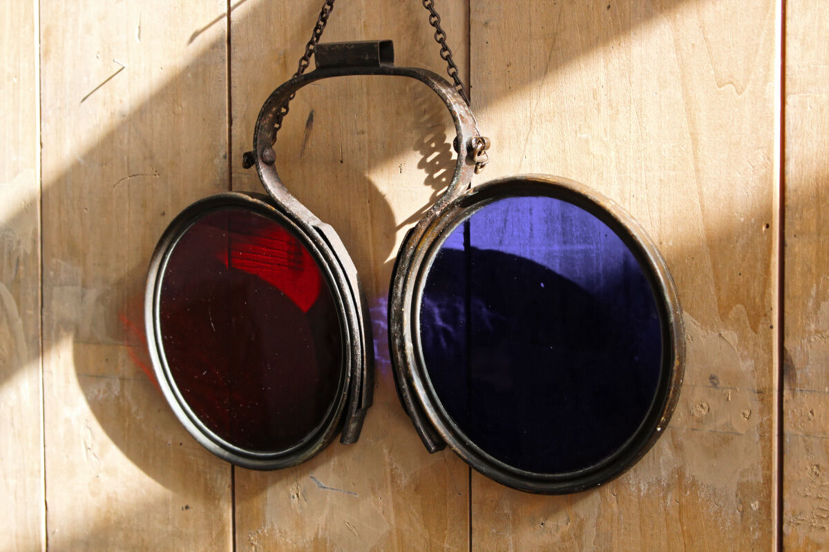 Former eyewear sign, binocles