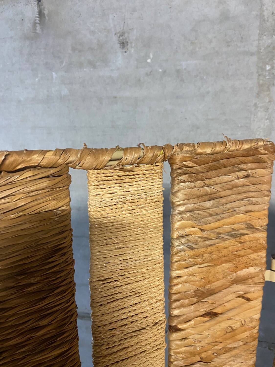 Vintage screen in straw and braided rope