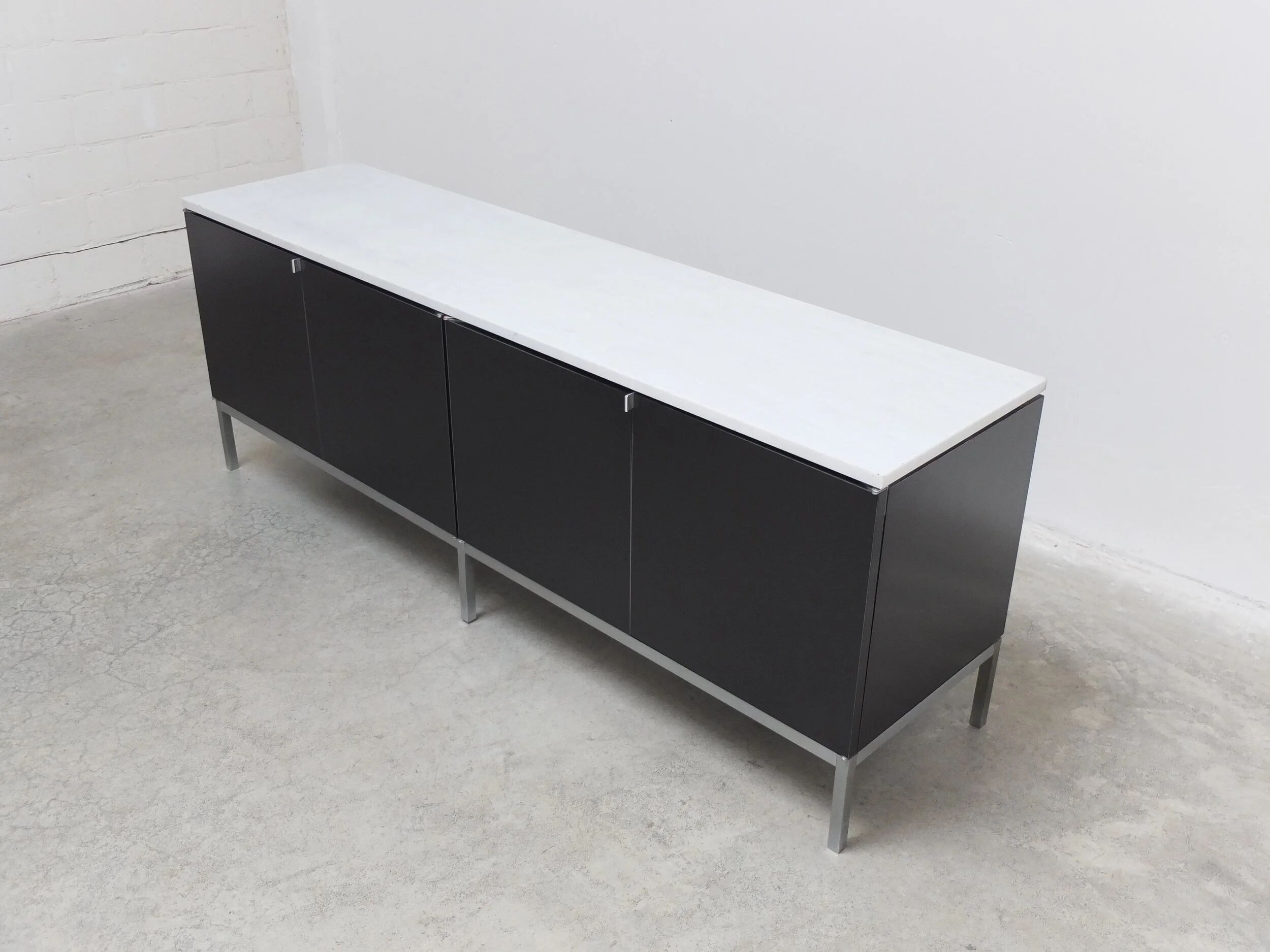 Enfilade noir et marbre par Florence Knoll pour Knoll, 1961