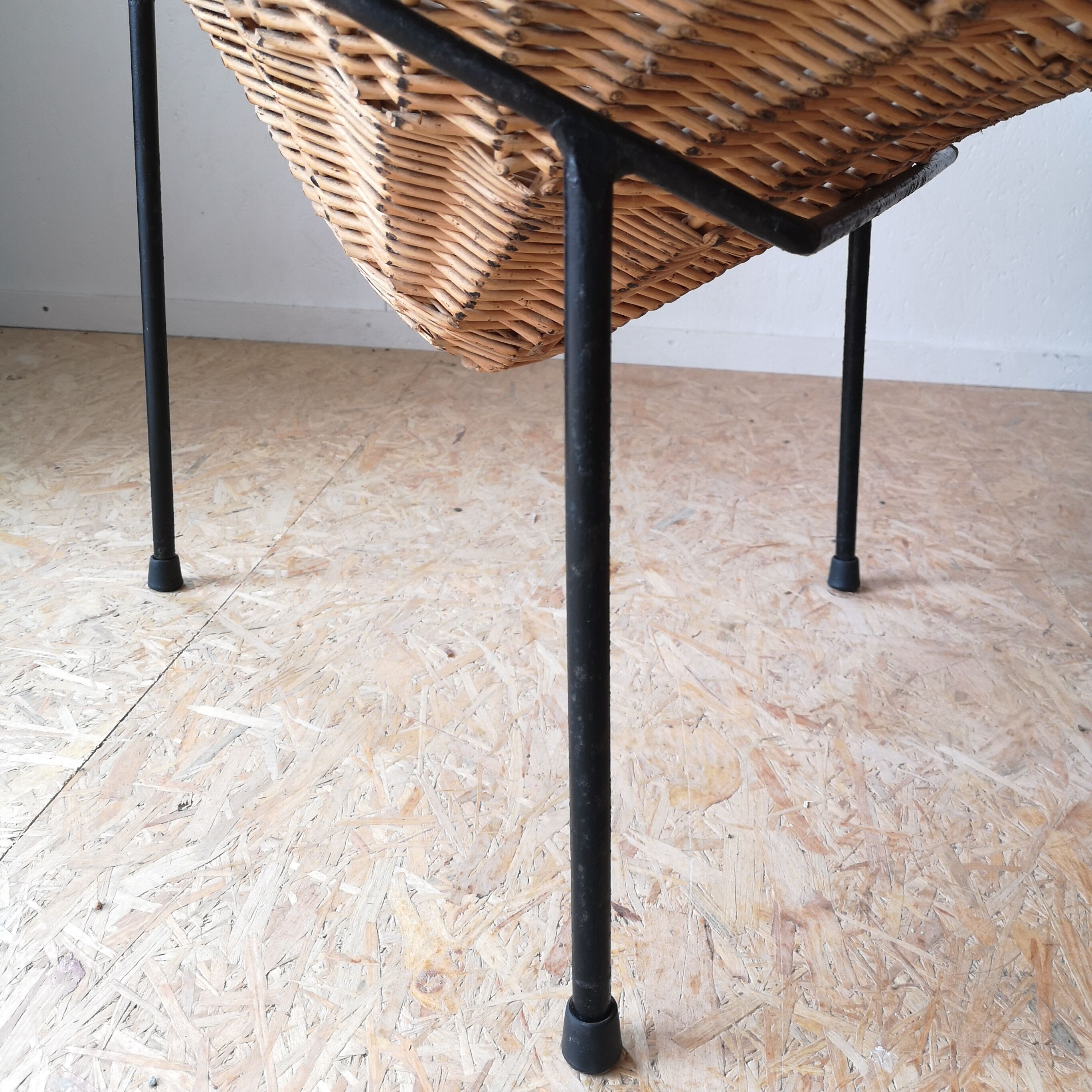 Wicker armchair years 60 tripod