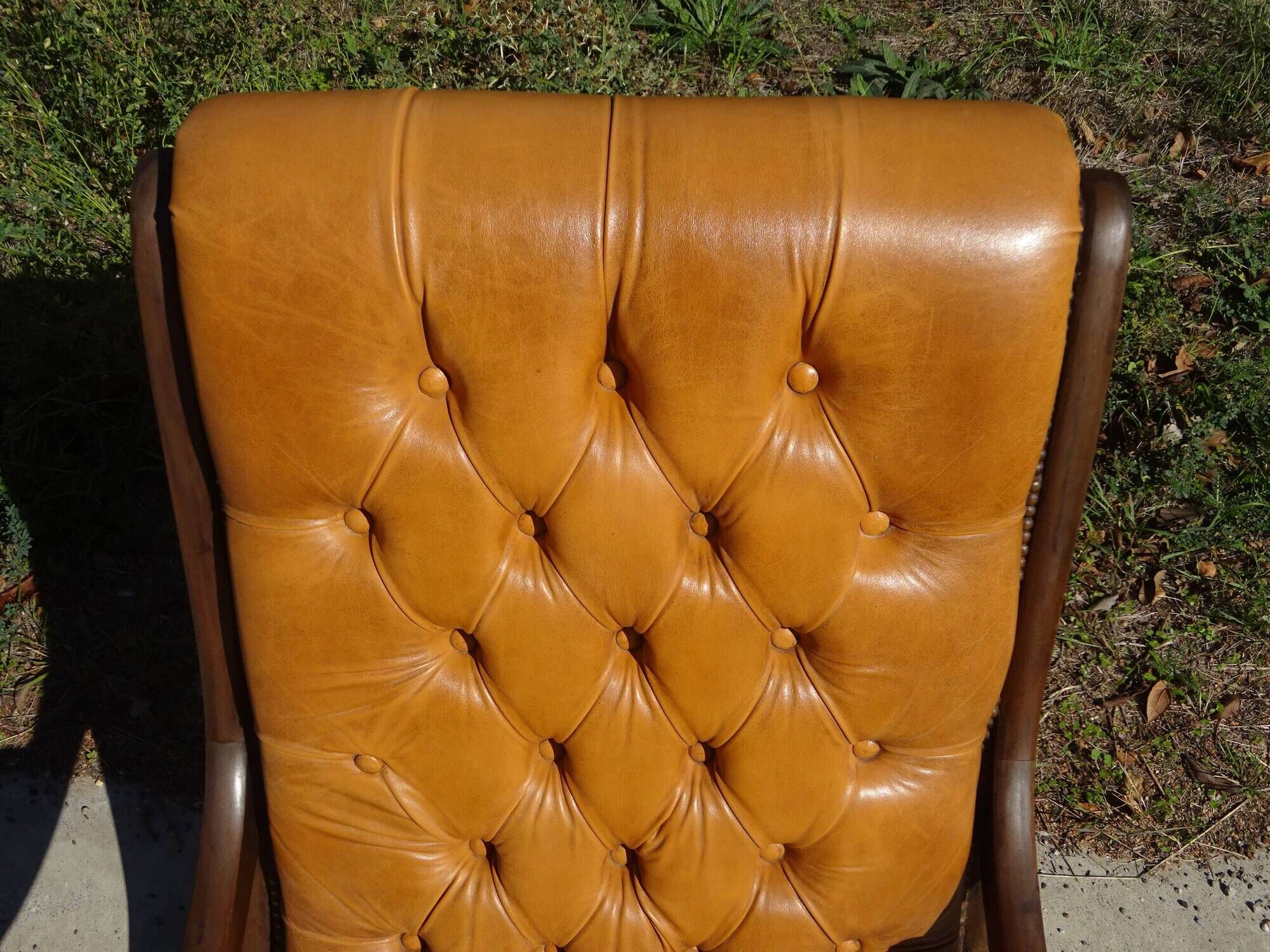 Fauteuils en bois et cuir capitonné, les 2