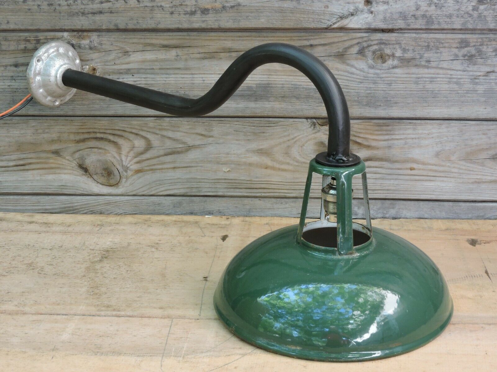 Enamelled swan collar lamp