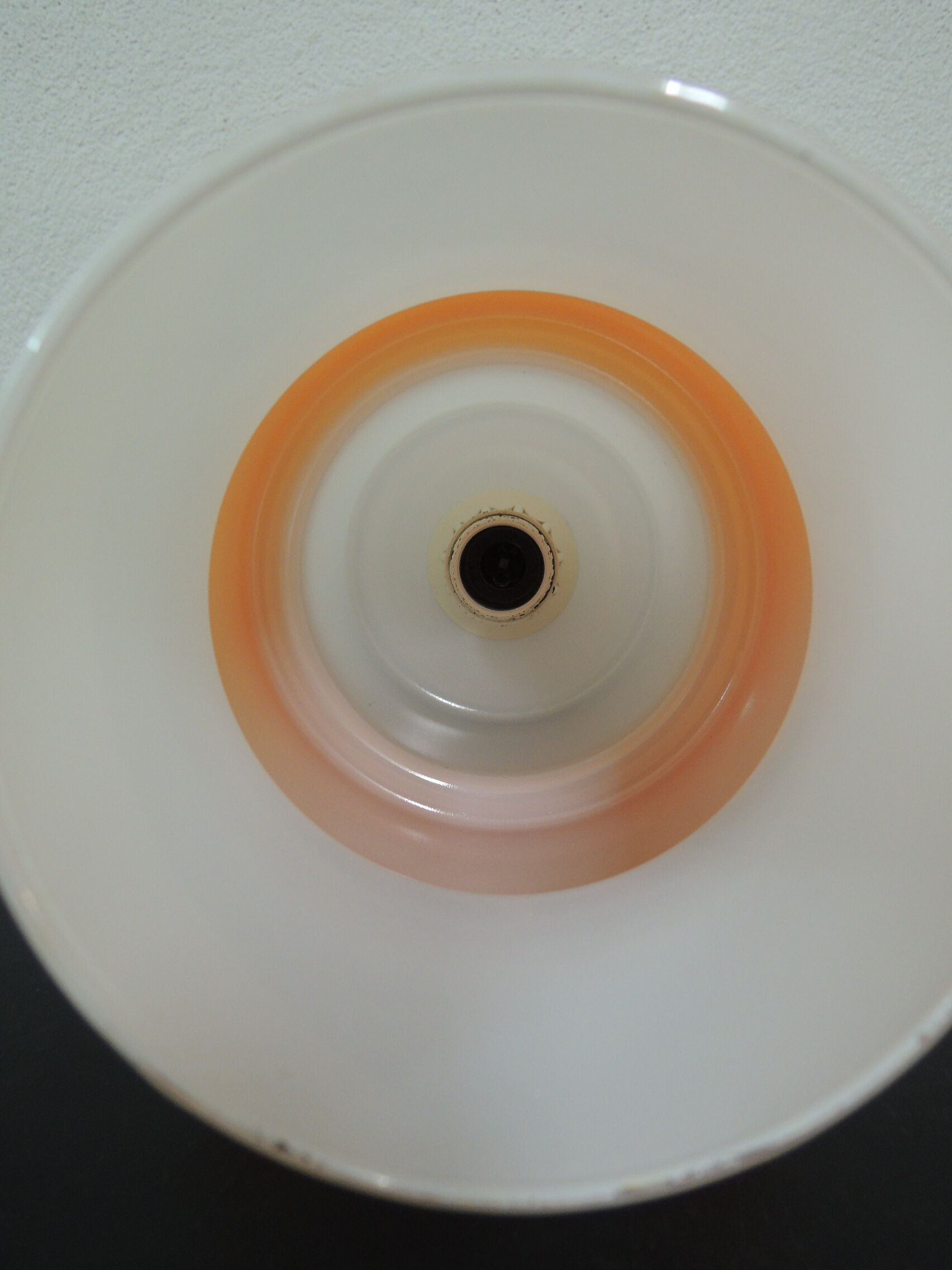 White and orange opaline suspension