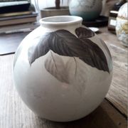 Vase vintage signé au décor végétal