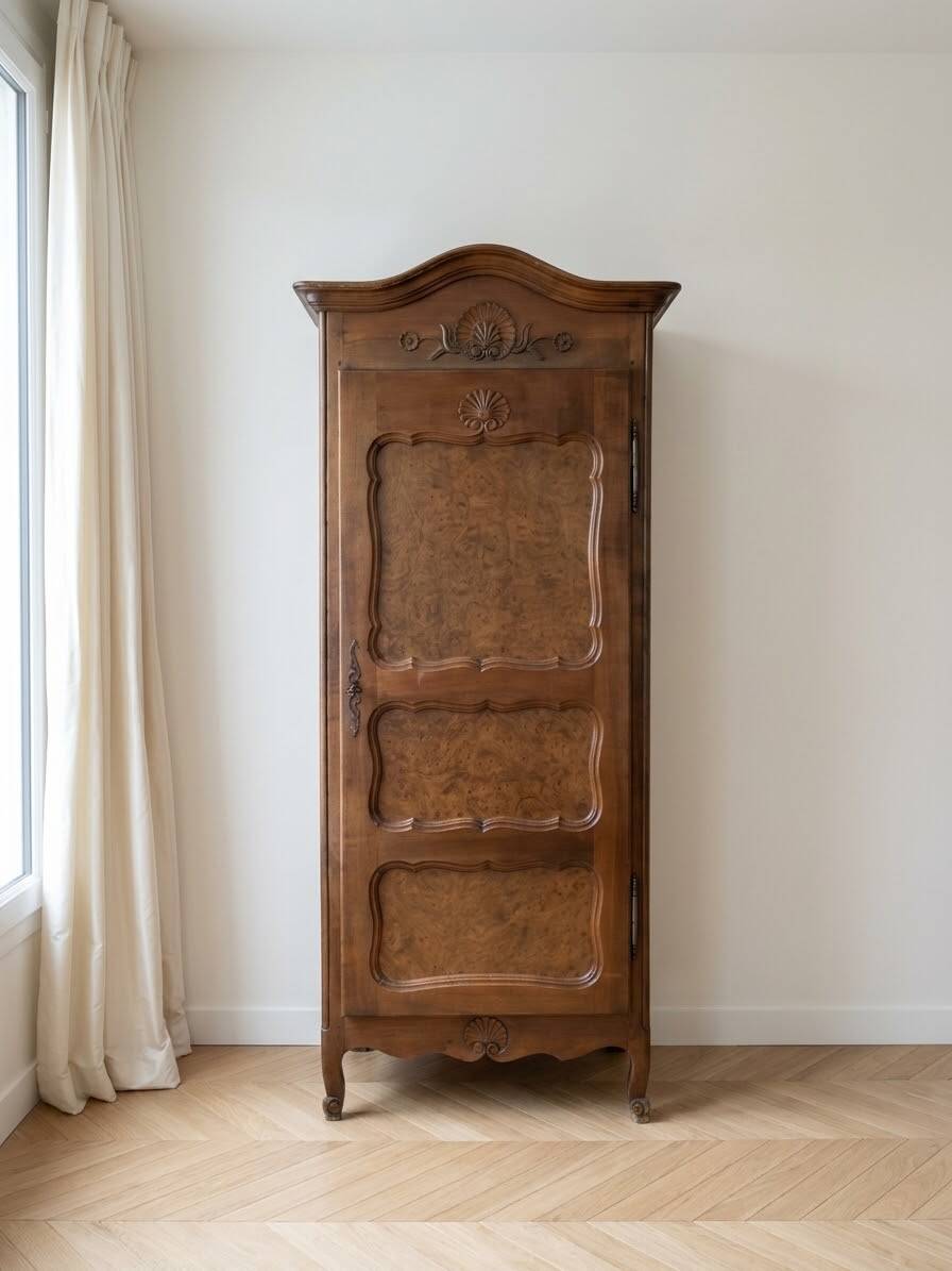 Antique bonnetière wardrobe in carved wood, Classic style.