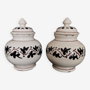 Paire de pots couverts en faïence Italie Castelli XVIIIème