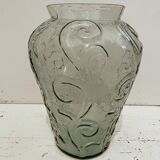 Vase en verre sculpté