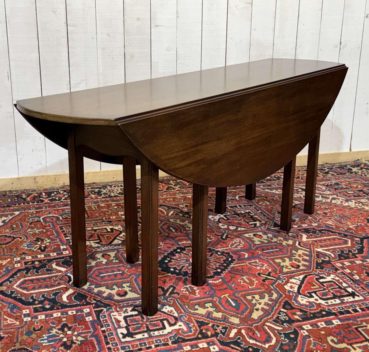 Drop-leaf English table in mahogany called Gateleg.