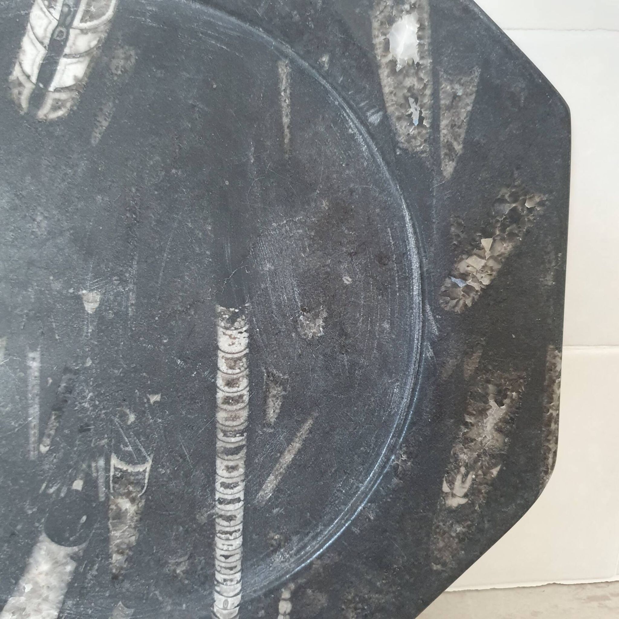 Decorative plate made of fossilised orthoceras marble.