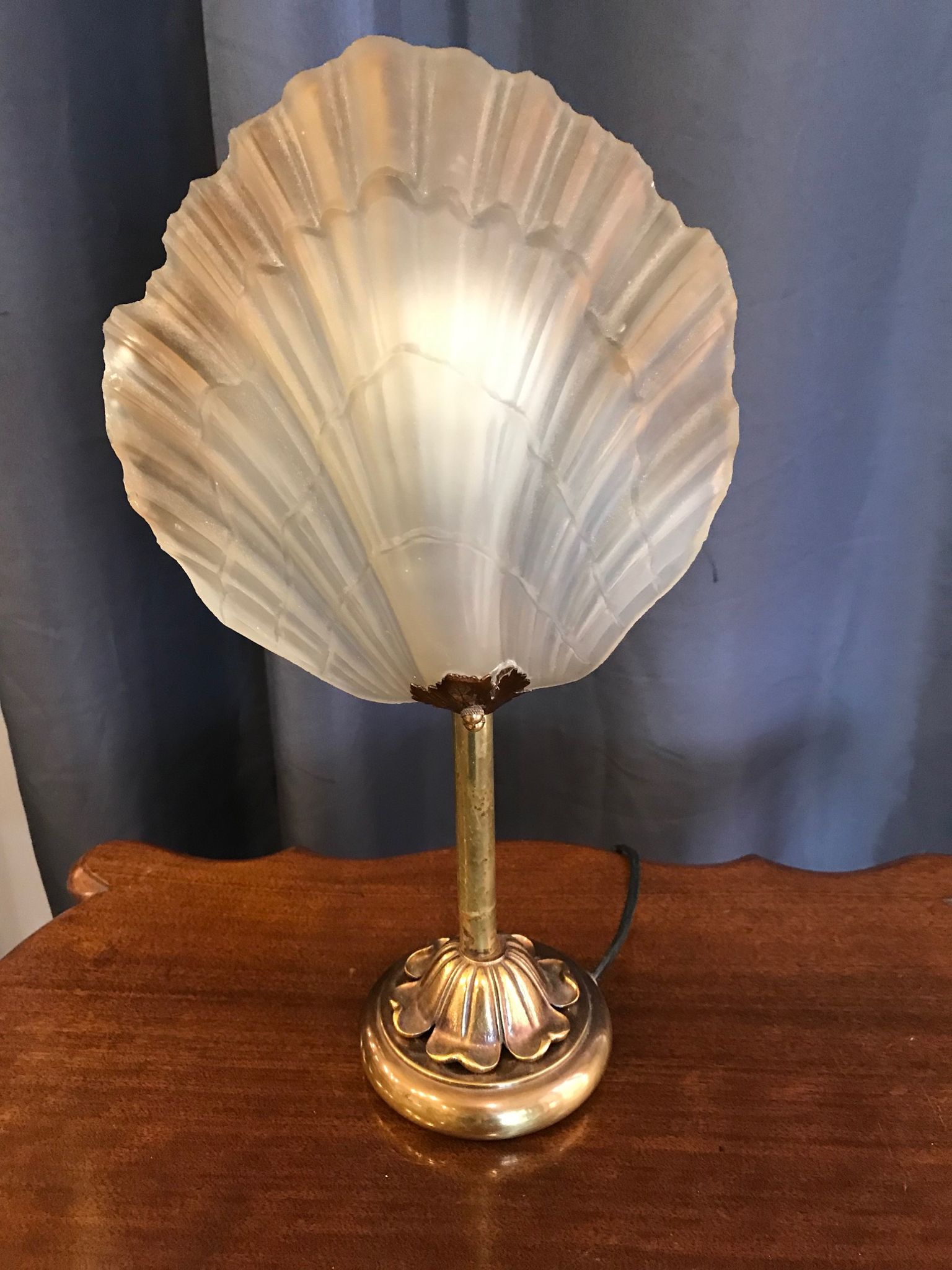 Shell lamp in gilded brass and molded glass 70s